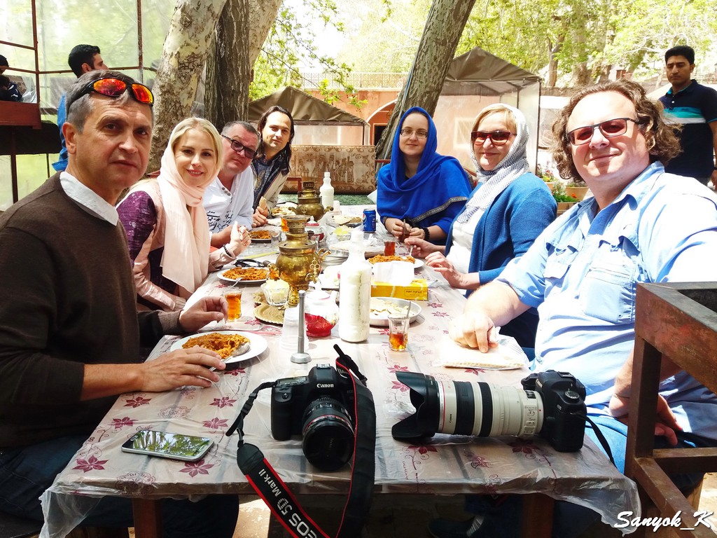 0010 Тур в Иран 2018 Abyaneh Domiloon Restaurant